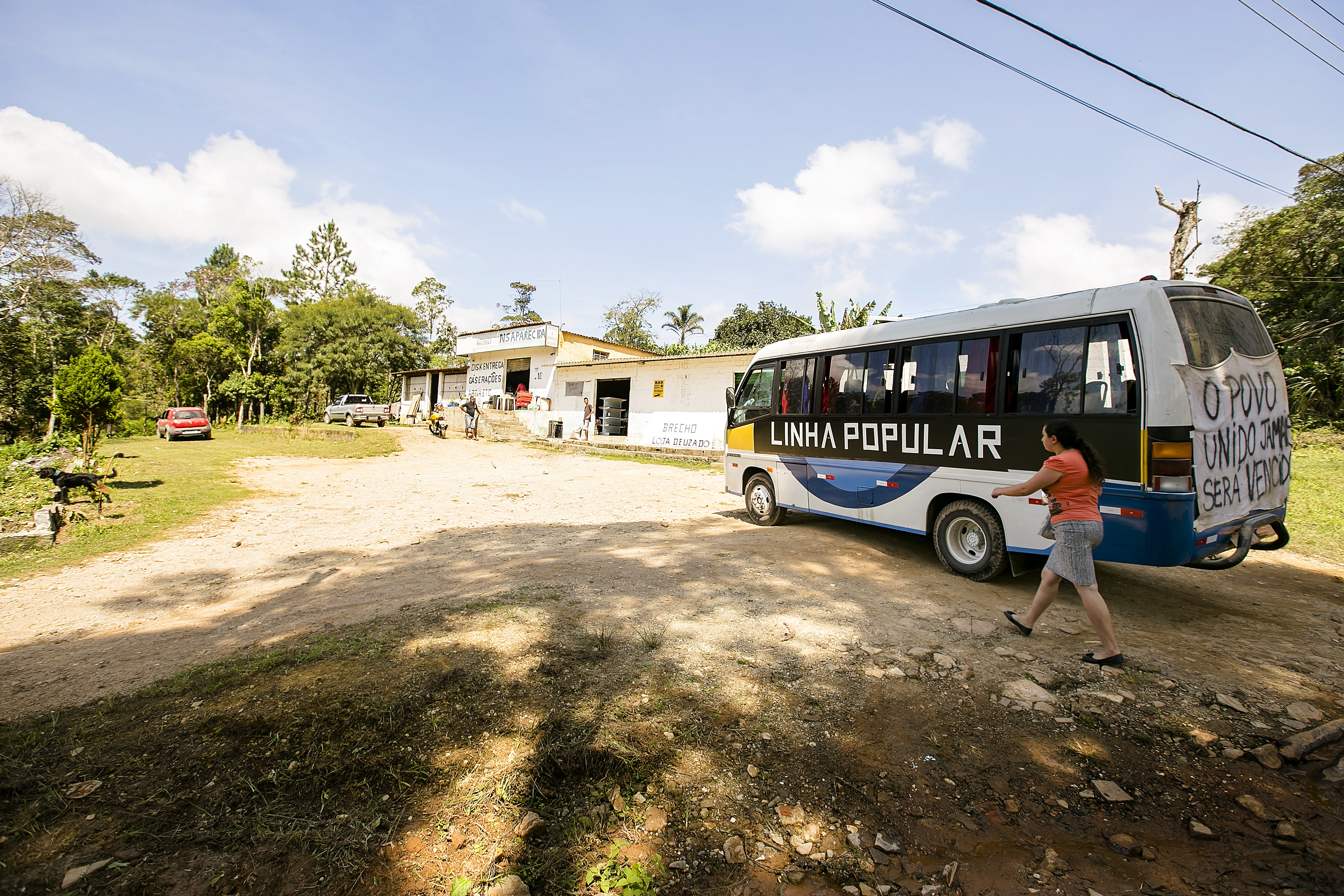 Moradores do bairro Mambu, na região de Marsilac, extremo sul da capital paulista, realizaram hoje (11) ato em prol da criação de uma linha de ônibus no bairro, onde vivem cerca de 2 mil pessoas. Após a realização de um bingo de arrecadação de fundos na sexta-feira passada (5), eles alugaram uma van para fazer o trajeto entre o bairro e a estrada de Engenheiro Marsilac, em um percurso de aproximadamente 10 quilômetros, geralmente feito a pé. A linha foi parcialmente aprovada pela prefeitura no fim do ano passado, mas nenhuma outra medida ocorreu desde então.